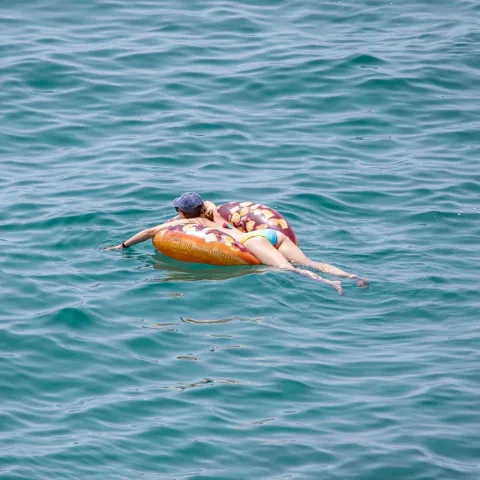 13.07.2021., Plaza Banje, Dubrovnik - Najbolje rjesenje za velike vrucine je kupanje u moru.Photo: Grgo Jelavic/PIXSELL