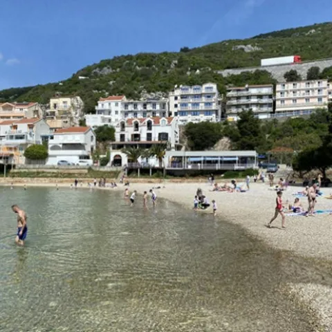 U Francuskoj uvedene stroge kazne za alkohol na plažama. Slične mjere uvela i Hrvatska