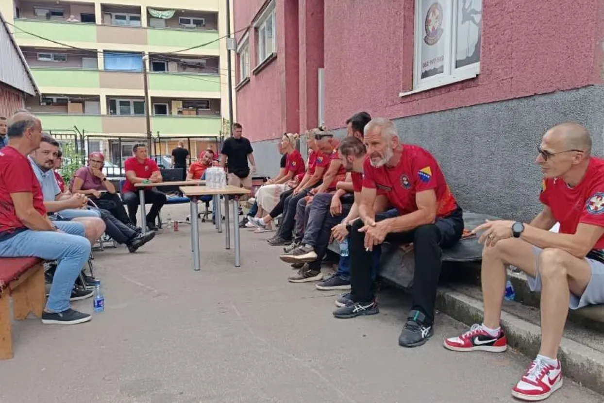 Članovi GSS-a Zenica ispred svoje stanice u ti&scaron;ini čekaju vijesti iz Rusije
