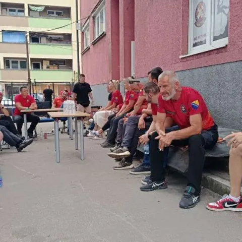 Članovi GSS-a Zenica ispred svoje stanice u ti&scaron;ini čekaju vijesti iz Rusije