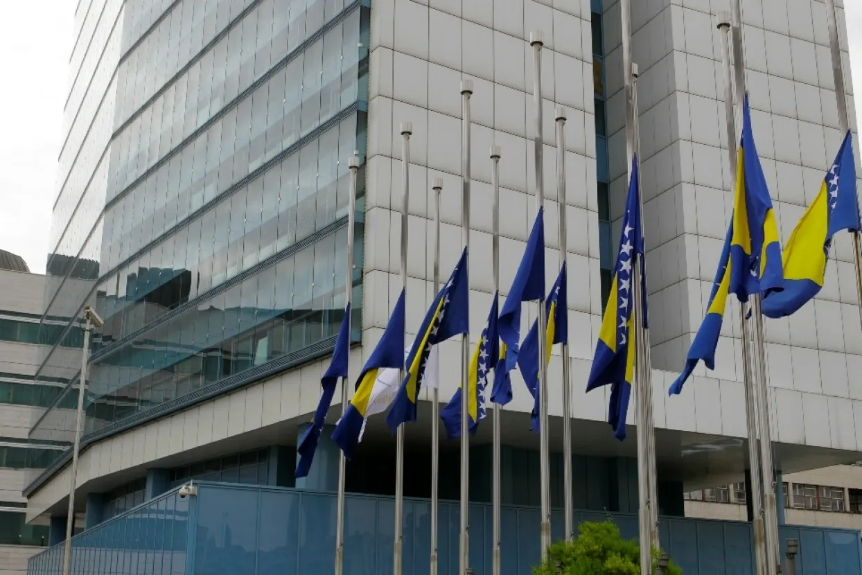 Zastave ispred zgrade Parlamentarne skup&scaron;tine i državnih institucija, na zgradi Predsjedni&scaron;tva BiH i drugim institucijama su spu&scaron;tene na pola koplja. (Samir Yordamovi&ccedil; - Anadolu Ajansı)