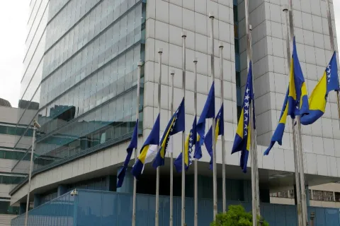 Zastave ispred zgrade Parlamentarne skup&scaron;tine i državnih institucija, na zgradi Predsjedni&scaron;tva BiH i drugim institucijama su spu&scaron;tene na pola koplja. (Samir Yordamovi&ccedil; - Anadolu Ajansı)