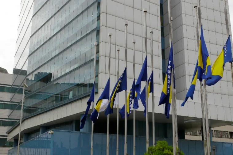 Zastave ispred zgrade Parlamentarne skup&scaron;tine i državnih institucija, na zgradi Predsjedni&scaron;tva BiH i drugim institucijama su spu&scaron;tene na pola koplja. (Samir Yordamovi&ccedil; - Anadolu Ajansı)
