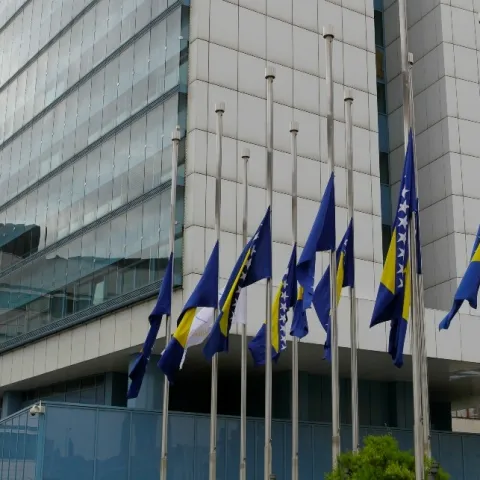 Zastave ispred zgrade Parlamentarne skup&scaron;tine i državnih institucija, na zgradi Predsjedni&scaron;tva BiH i drugim institucijama su spu&scaron;tene na pola koplja. (Samir Yordamovi&ccedil; - Anadolu Ajansı)