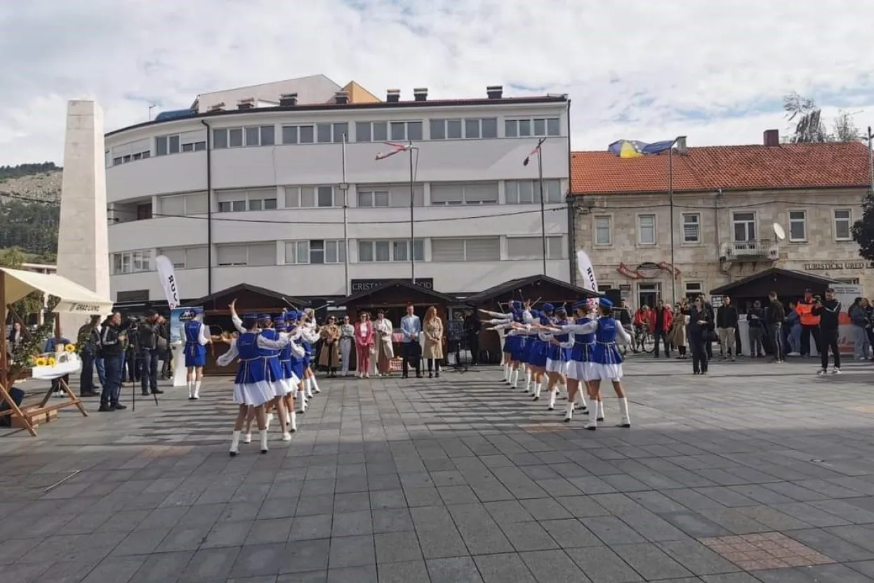LIVNO, 18. rujna (FENA) &ndash; Treći po redu Sajam prehrambeno-poljoprivrednih proizvoda, obrta, tradicionalnih zanata i turizma ''Agro - tour Livno 2024.'' okupio je u srijedu u Livnu 22 izlagača, s područja Livna i ostalih mjesta u BiH, koji su predstavili svoje proizvode i usluge.(Foto FENA/Mario Loncar)