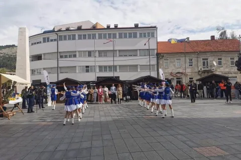 LIVNO, 18. rujna (FENA) &ndash; Treći po redu Sajam prehrambeno-poljoprivrednih proizvoda, obrta, tradicionalnih zanata i turizma ''Agro - tour Livno 2024.'' okupio je u srijedu u Livnu 22 izlagača, s područja Livna i ostalih mjesta u BiH, koji su predstavili svoje proizvode i usluge.(Foto FENA/Mario Loncar)