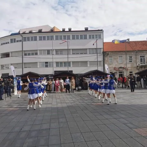 LIVNO, 18. rujna (FENA) &ndash; Treći po redu Sajam prehrambeno-poljoprivrednih proizvoda, obrta, tradicionalnih zanata i turizma ''Agro - tour Livno 2024.'' okupio je u srijedu u Livnu 22 izlagača, s područja Livna i ostalih mjesta u BiH, koji su predstavili svoje proizvode i usluge.(Foto FENA/Mario Loncar)