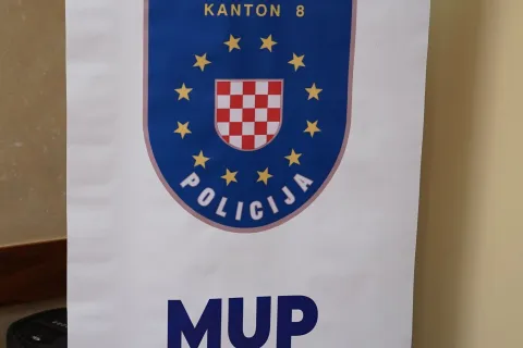 LJUBU&Scaron;KI, 15. prosinca (FENA) - U Ljubu&scaron;kom je u petak potpisan ugovor za izgradnju Edukacijsko-obučnog centra Ministarstva unutarnjih poslova Županije Zapadnohercegovačke (MUP ŽZH). Ugovor su potpisali ministar unutarnjih poslova ŽZH Mladen Bebek i direktor &scaron;irokobrije&scaron;ke tvrtke "HERING" Ladislav Bevanda. Prilikom potpisivanja ministar je naglasio je kako je ovo najveći i najvažniji projekt MUP-a ŽZH u povijesti.(Foto FENA/Branka Soldo)