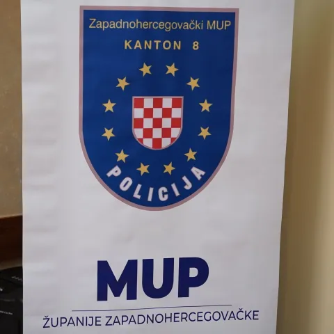 LJUBU&Scaron;KI, 15. prosinca (FENA) - U Ljubu&scaron;kom je u petak potpisan ugovor za izgradnju Edukacijsko-obučnog centra Ministarstva unutarnjih poslova Županije Zapadnohercegovačke (MUP ŽZH). Ugovor su potpisali ministar unutarnjih poslova ŽZH Mladen Bebek i direktor &scaron;irokobrije&scaron;ke tvrtke "HERING" Ladislav Bevanda. Prilikom potpisivanja ministar je naglasio je kako je ovo najveći i najvažniji projekt MUP-a ŽZH u povijesti.(Foto FENA/Branka Soldo)