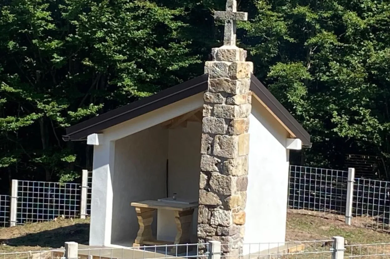 Obnovljena kapelica na Bilića groblju okuplja raseljene župljane Solakove Kule
