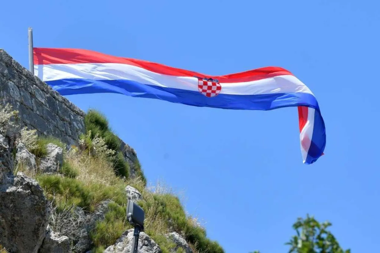 Knin - hrvatska zastava