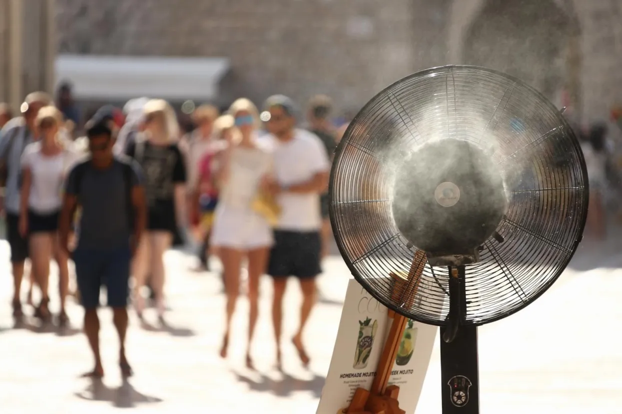 20.07.2016., Dubrovnik - Ljetne vrucine i visoke temperature nagnale su turiste u staroj gradskoj jezgri da se rashlade na fontani. Hrvatska je jedna od rijetkih zemalja gdje je voda iz vodovoda ispravna za pice sto turisti jako cijene. Photo: Zeljko Lukunic/PIXSELL