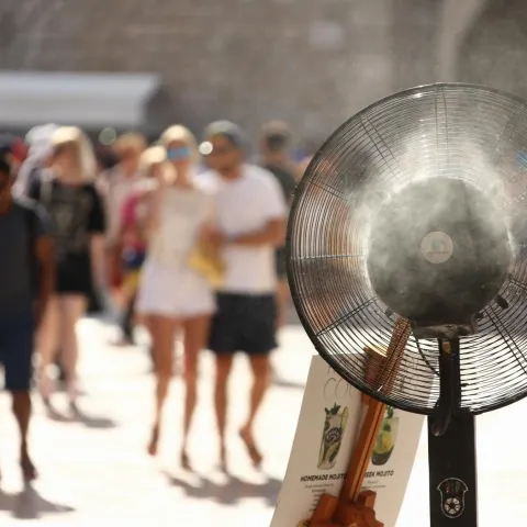 20.07.2016., Dubrovnik - Ljetne vrucine i visoke temperature nagnale su turiste u staroj gradskoj jezgri da se rashlade na fontani. Hrvatska je jedna od rijetkih zemalja gdje je voda iz vodovoda ispravna za pice sto turisti jako cijene. Photo: Zeljko Lukunic/PIXSELL