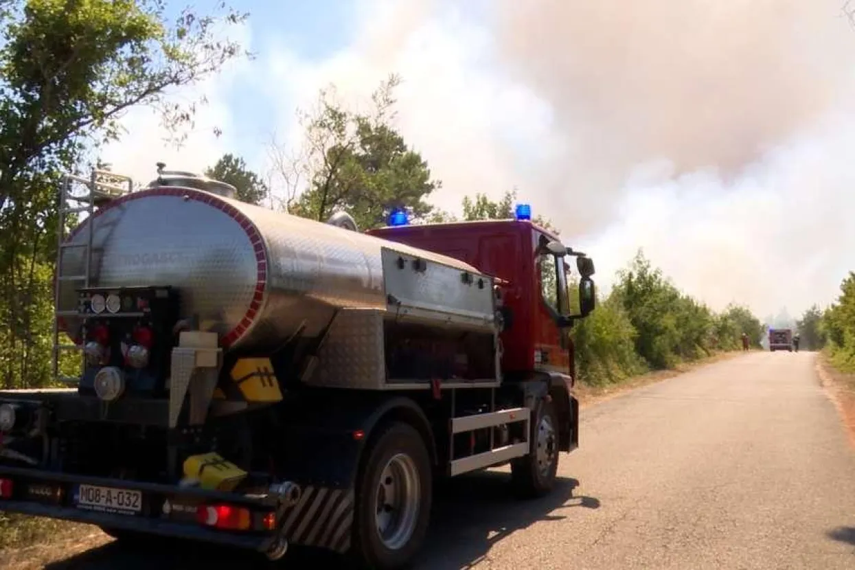 Požar kod Konjica prijeti kućama i pruzi