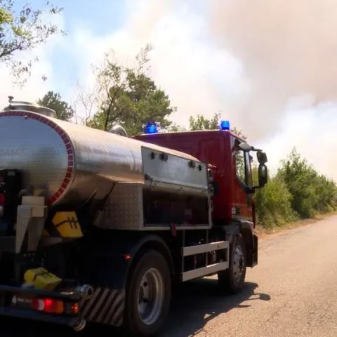 Požar kod Konjica prijeti kućama i pruzi