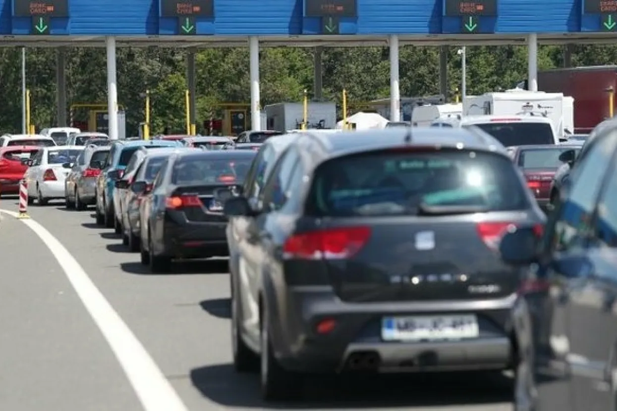 Počeo vikend val gužvi: Pojačan promet na cestama i graničnim prijelazima u BiH