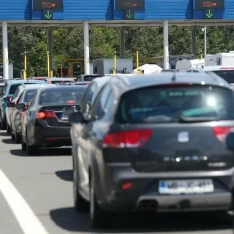 Počeo vikend val gužvi: Pojačan promet na cestama i graničnim prijelazima u BiH