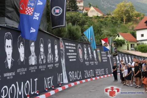 Prozor Rama: Rumboci podigli 63 metra dug mural poginulim braniteljima