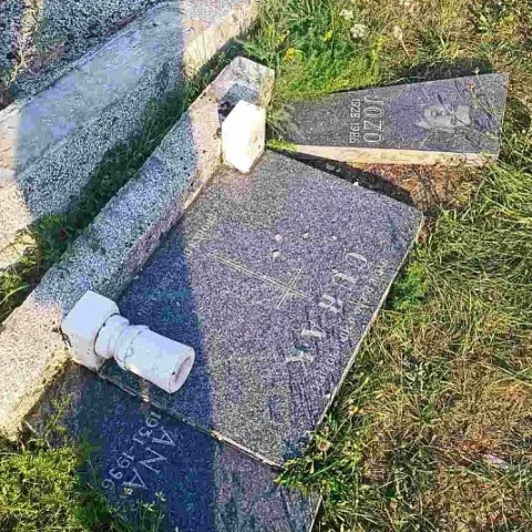 Oskrnavljeno pet nadgrobnih spomenika na katoličkom groblju kod Travnika
