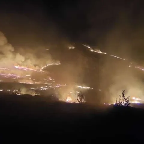 Livanjski vatrogasci se bore s velikim požarom na Dinari, zatražena pomoć hrvatskih kanadera