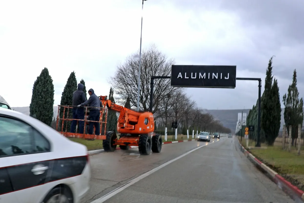 MOSTAR, 7. marta (FENA) - Iz Aluminij Industrije oglasili su se saopćenjem u kojem navode kako je u njihovoj tvornici oko 12.30 sati prilikom punjenja peći izazvan požar zapaljivim materijalom, koji je prema pretpostavkama dio otpadnog materijala. (Foto FENA/ES)