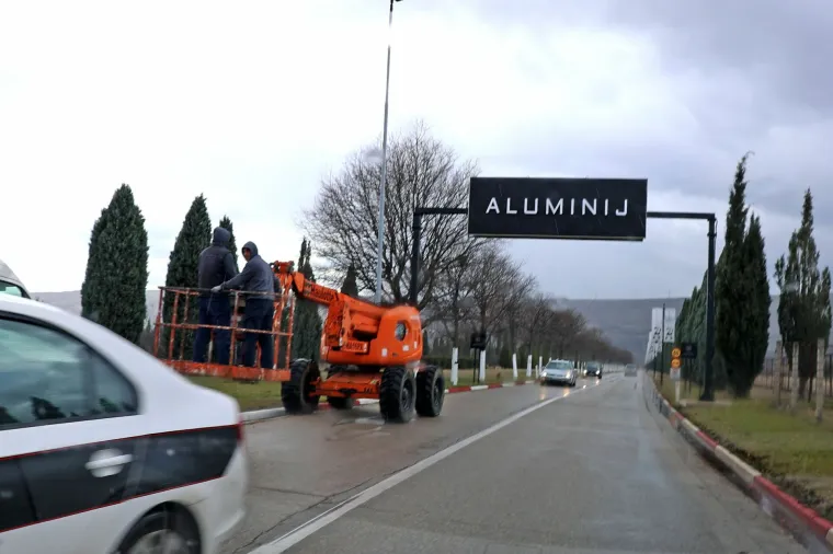 MOSTAR, 7. marta (FENA) - Iz Aluminij Industrije oglasili su se saopćenjem u kojem navode kako je u njihovoj tvornici oko 12.30 sati prilikom punjenja peći izazvan požar zapaljivim materijalom, koji je prema pretpostavkama dio otpadnog materijala. (Foto FENA/ES)