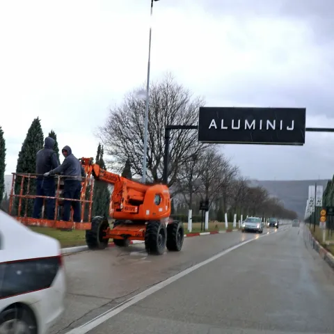 MOSTAR, 7. marta (FENA) - Iz Aluminij Industrije oglasili su se saopćenjem u kojem navode kako je u njihovoj tvornici oko 12.30 sati prilikom punjenja peći izazvan požar zapaljivim materijalom, koji je prema pretpostavkama dio otpadnog materijala. (Foto FENA/ES)