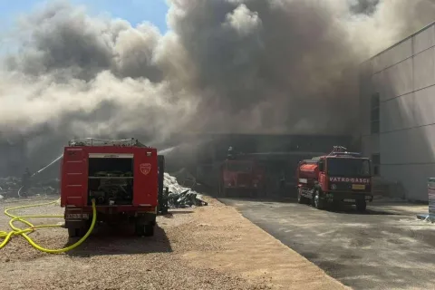Požar u Grudama, u pomoć do&scaron;li vatrogasci iz Mostara, Imotskog i Lovreća
