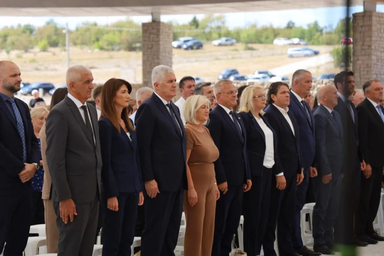 Vi&scaron;e od 20.000 križeva čuva sjećanje: Na Groblju mira odana počast žrtvama totalitarnih režima
