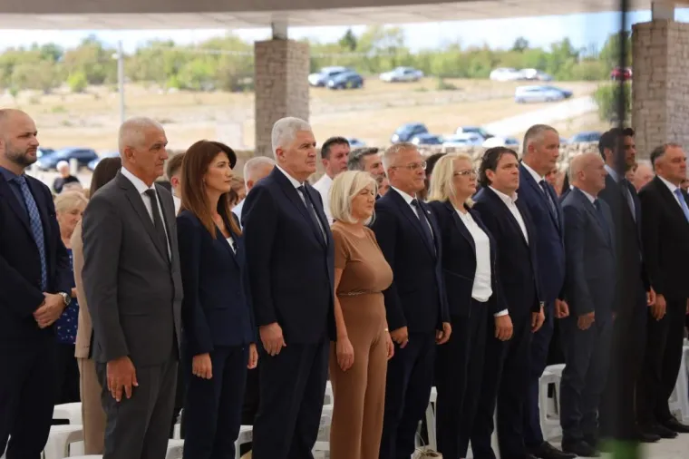 Vi&scaron;e od 20.000 križeva čuva sjećanje: Na Groblju mira odana počast žrtvama totalitarnih režima