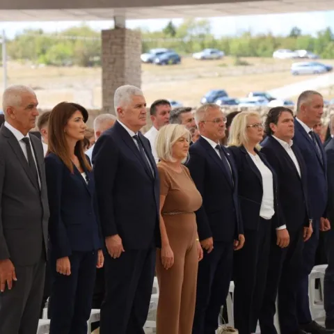 Vi&scaron;e od 20.000 križeva čuva sjećanje: Na Groblju mira odana počast žrtvama totalitarnih režima