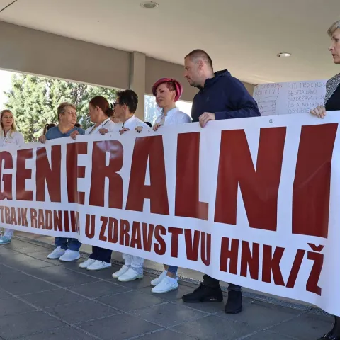 MOSTAR, 2. studenoga (FENA) &ndash; Jutros je u 8 sati počeo generalni &scaron;trajk svih zdravstvenih radnika u Hercegovačko-neretvanskoj županiji (HNŽ), a veliki broj njih okupio se ispred Sveučili&scaron;ne kliničke bolnice (SKB) Mostar, odakle su jo&scaron; jedanput pozvali županijsku Vladu "da sjednu za stol i spriječe katastrofu u zdravstvu."(Foto FENA/Mario Obrdalj)