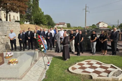 Obilježavanje je započelo u Gorici polaganjem vijenca na grobu Mate Bobana, prvog predsjednika Hrvatske Republike Herceg-Bosne
