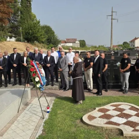Obilježavanje je započelo u Gorici polaganjem vijenca na grobu Mate Bobana, prvog predsjednika Hrvatske Republike Herceg-Bosne