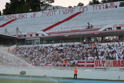 MOSTAR, 7. kolovoza (FENA) - Nogometa&scaron;i Zrinjskog su u trećem kolu kvalifikacija za UEFA Europsku ligu na stadionu pod Bijelim brijegom odigrali nerije&scaron;eno s islandskim Breidablikom. Rezultat je bio 1:1, a ovaj dvomeč rije&scaron;iti će se uzvratom na Islandu. (Foto FENA/ES)