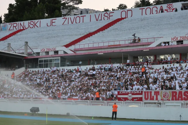 MOSTAR, 7. kolovoza (FENA) - Nogometa&scaron;i Zrinjskog su u trećem kolu kvalifikacija za UEFA Europsku ligu na stadionu pod Bijelim brijegom odigrali nerije&scaron;eno s islandskim Breidablikom. Rezultat je bio 1:1, a ovaj dvomeč rije&scaron;iti će se uzvratom na Islandu. (Foto FENA/ES)