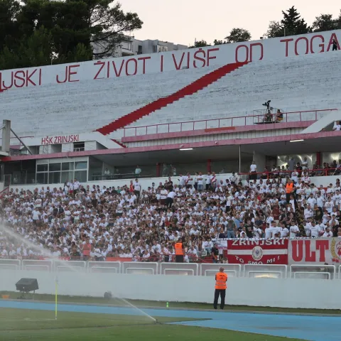 MOSTAR, 7. kolovoza (FENA) - Nogometa&scaron;i Zrinjskog su u trećem kolu kvalifikacija za UEFA Europsku ligu na stadionu pod Bijelim brijegom odigrali nerije&scaron;eno s islandskim Breidablikom. Rezultat je bio 1:1, a ovaj dvomeč rije&scaron;iti će se uzvratom na Islandu. (Foto FENA/ES)