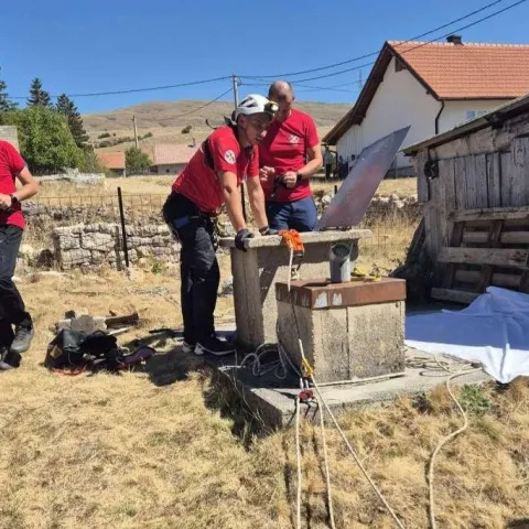 GSS-ovci izvukli tijelo starije žene iz bunara kod Glamoča