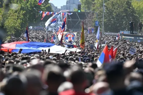 Mladić, osuđenik za ratne zločine, u Srbiji pokopan uz vojne počasti