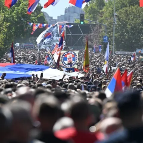 Mladić, osuđenik za ratne zločine, u Srbiji pokopan uz vojne počasti
