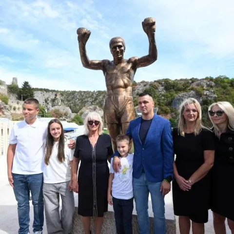 U Imotskom otkriven spomenik Mati Parlovu