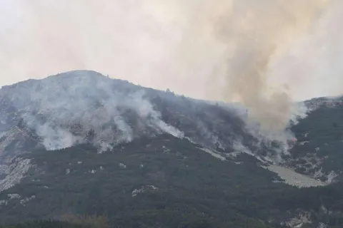 Vatrogasci polažu dva kilometra cijevi kako bi spriječili &scaron;irenje požara prema Masnoj Luci