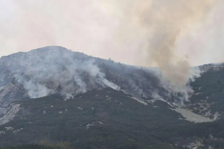 Vatrogasci polažu dva kilometra cijevi kako bi spriječili &scaron;irenje požara prema Masnoj Luci