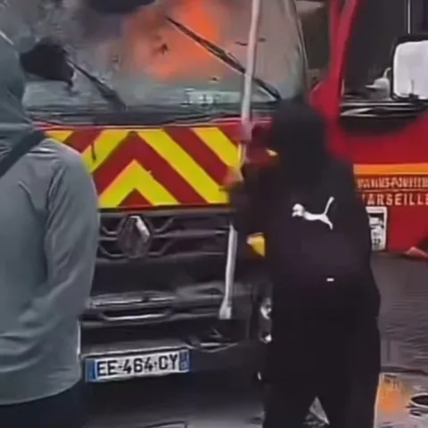 Učenici prosvjeduju u Francuskoj. Ravnatelja polili benzinom, vatrogasno vozilo zapalili