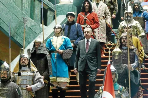 Turska policija upala u TV postaju koja kritizira Erdoğana. Prekinuto emitiranje