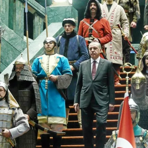 Turska policija upala u TV postaju koja kritizira Erdoğana. Prekinuto emitiranje
