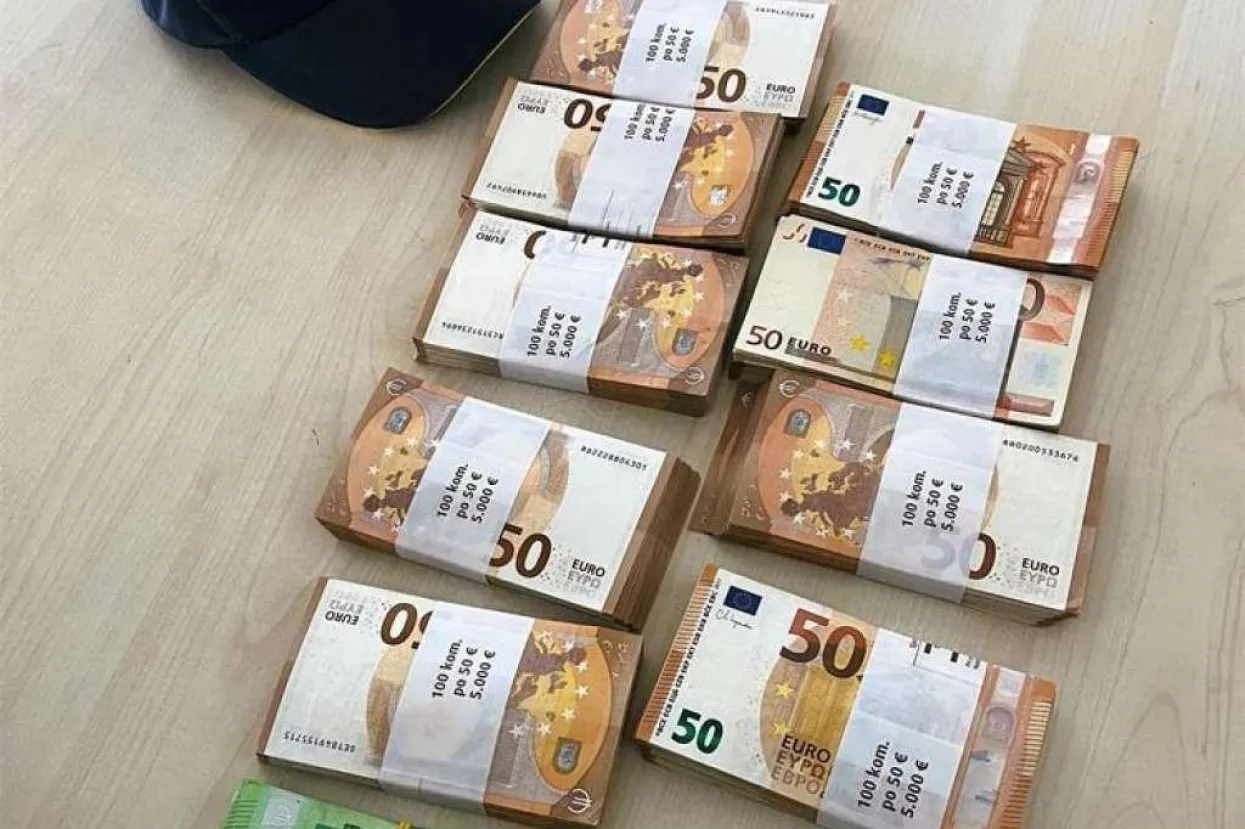 Na Kamenskom otkriveno 50.000 neprijavljenih eura u automobilu iz BiH, vozaču kazna od 13.200 eura