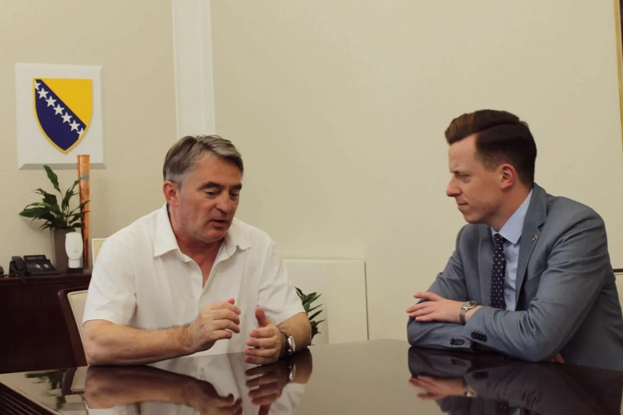 Kom&scaron;ić i Ahmetović