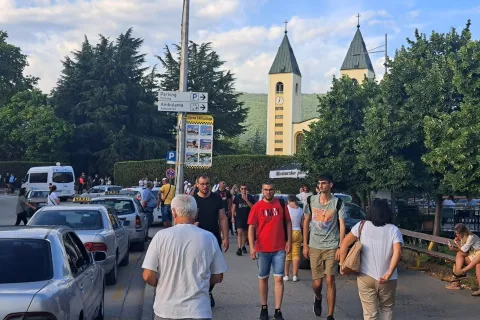 MEДђUGORJE, 25. juna (FENA) - Desetci hiljada vjernika iz svih krajeva svijeta proslavljaju danas 43. godiЕЎnjicu Gospinih ukazanja u MoД'ugorju, koje je jedno od od najveД&Dagger;ih hodoДЌasniДЌkih odrediЕЎta u svijetu.(Foto FENA/Zorana PavkoviД&Dagger;)