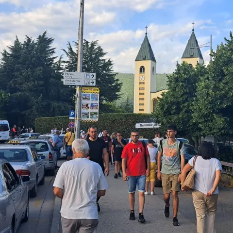 MEДђUGORJE, 25. juna (FENA) - Desetci hiljada vjernika iz svih krajeva svijeta proslavljaju danas 43. godiЕЎnjicu Gospinih ukazanja u MoД'ugorju, koje je jedno od od najveД&Dagger;ih hodoДЌasniДЌkih odrediЕЎta u svijetu.(Foto FENA/Zorana PavkoviД&Dagger;)